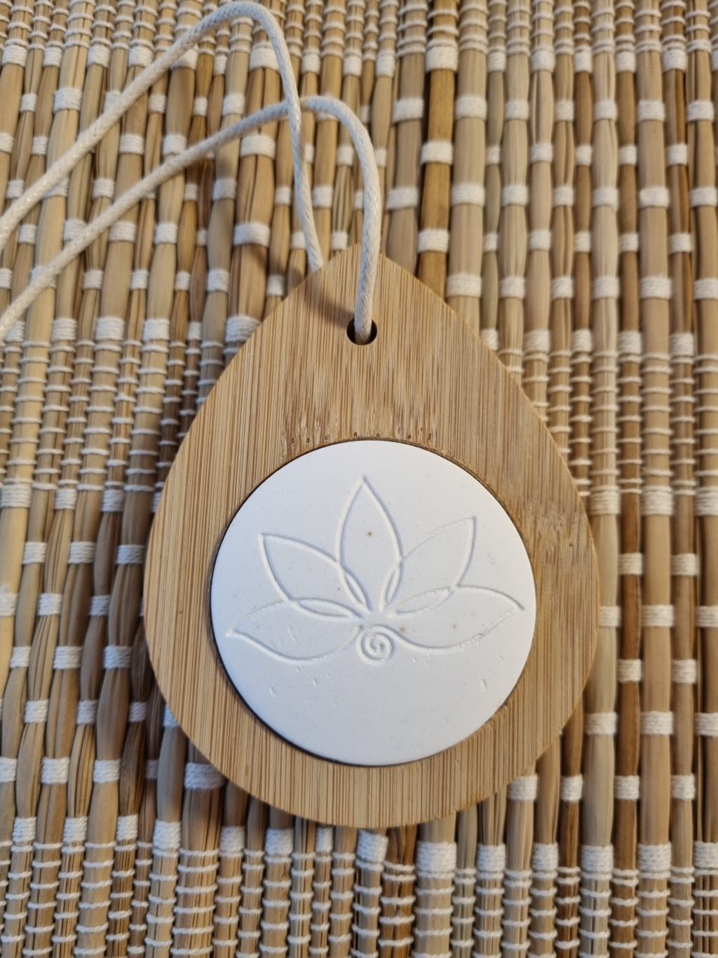 Houten Geurhanger Lotus – Natuurlijke geurdrager & liefdevolle ondersteuning