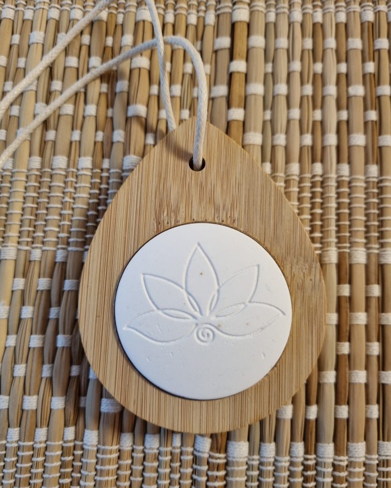 Houten Geurhanger Lotus – Natuurlijke geurdrager & liefdevolle ondersteuning